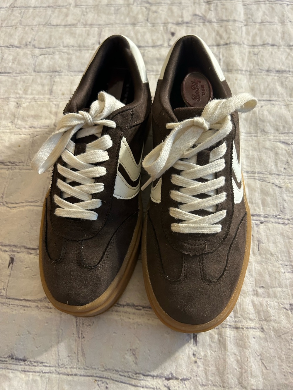 MADDEN NYC WOMEN’S LOW TOP PLATFORM SKATER STYLE RICH BROWN WHITE ACCENTS SHOES